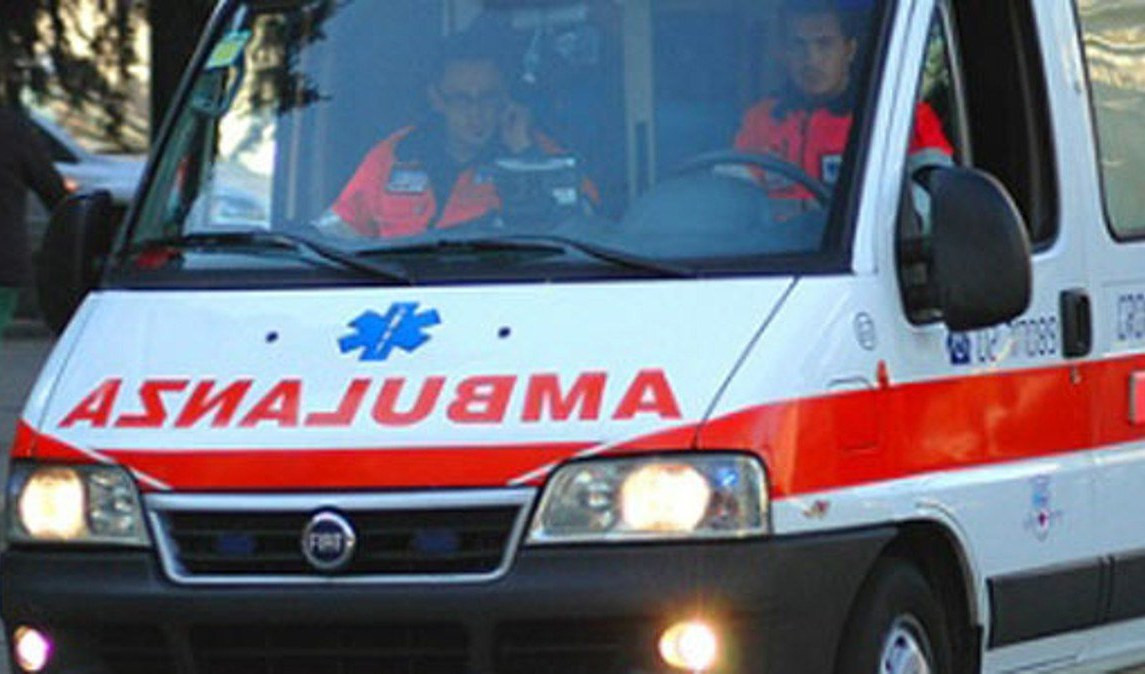 Genova, con l'auto colpisce un'impalcatura e fugge via: ferito un operaio