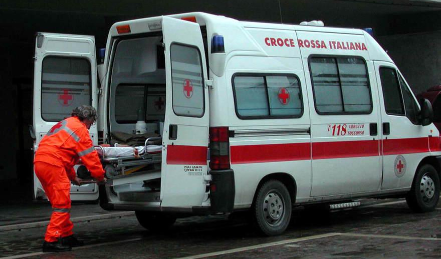 Incidente sul lavoro alla Spezia, uomo cade dal tetto: è grave