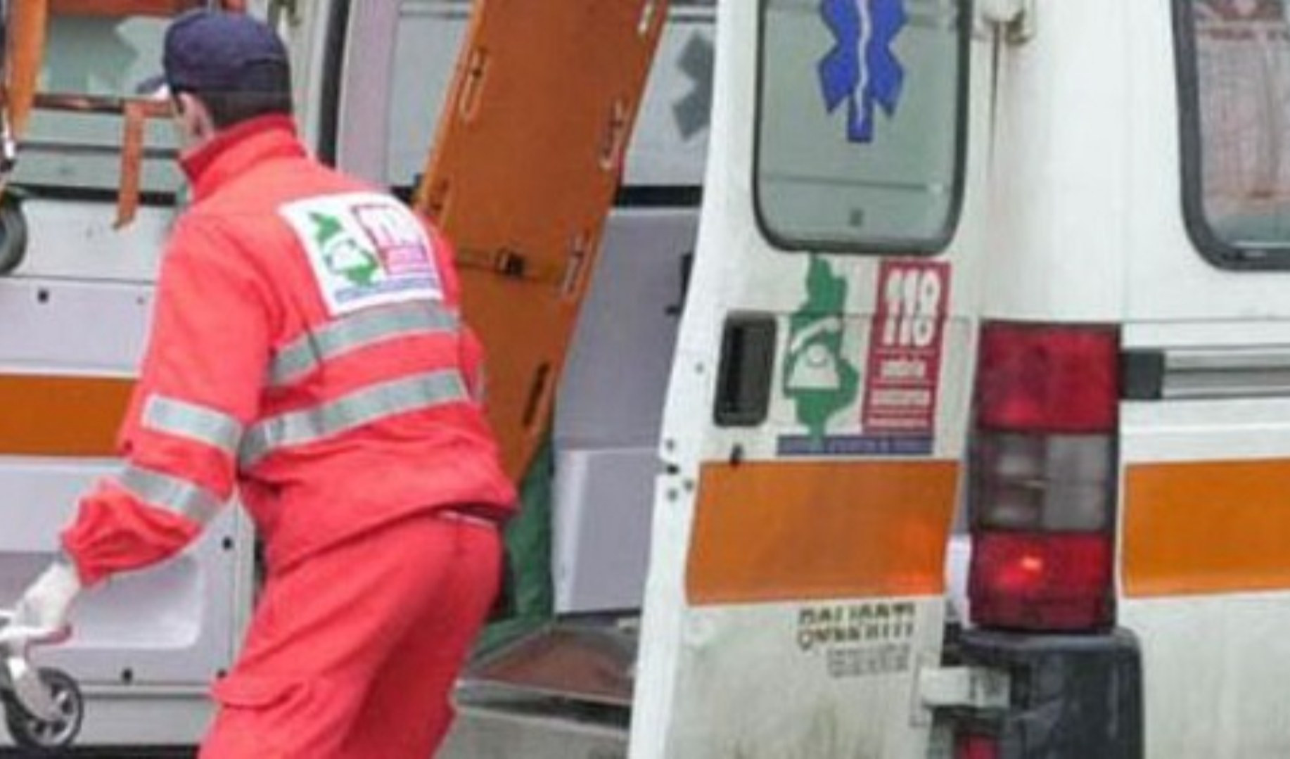 Genova, camionista cade dal tir e sbatte la testa: grave all'ospedale