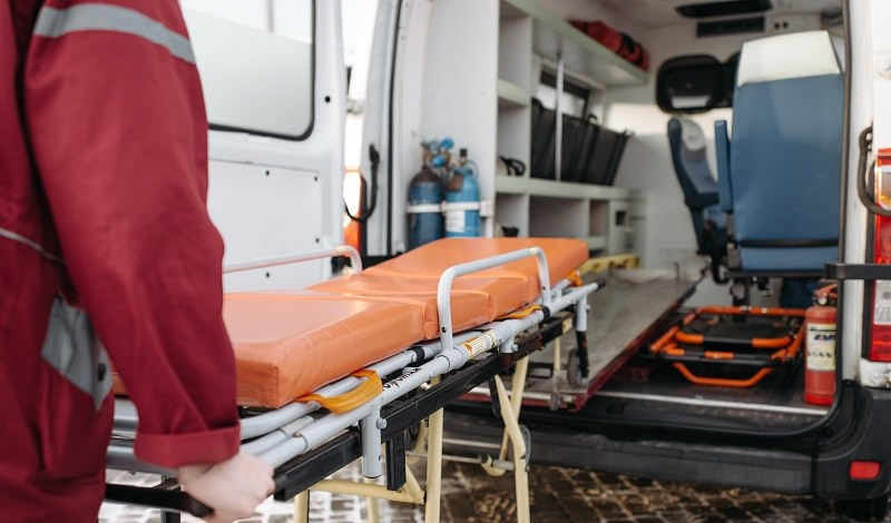 Auto si ribalta in A7 a Isola del Cantone: un ferito all'ospedale