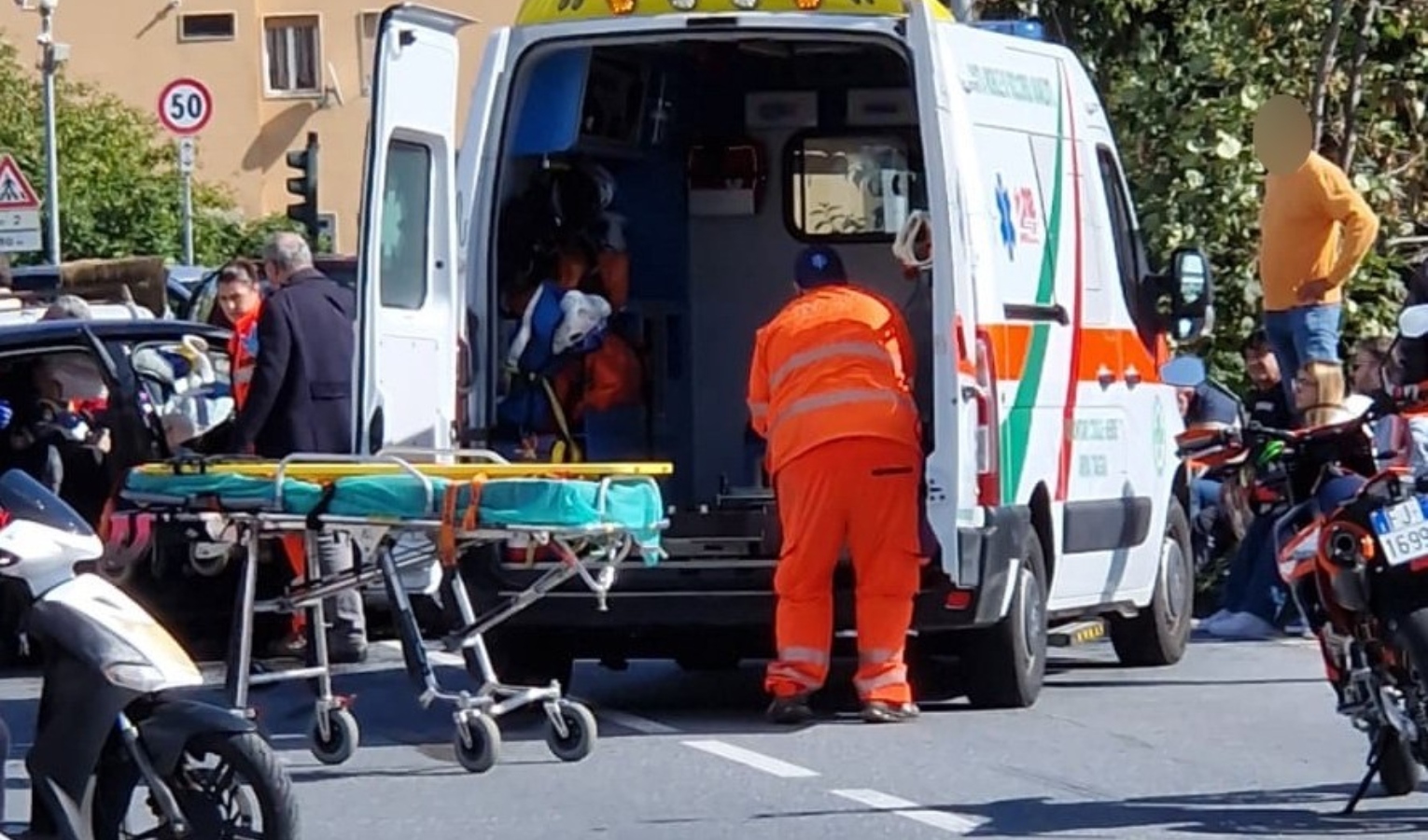 Coppia investita da anziano mentre attraversa sulle strisce