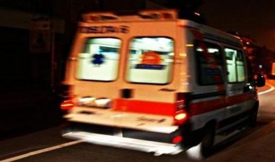 Una ambulanza nella notte, foto d'archivio