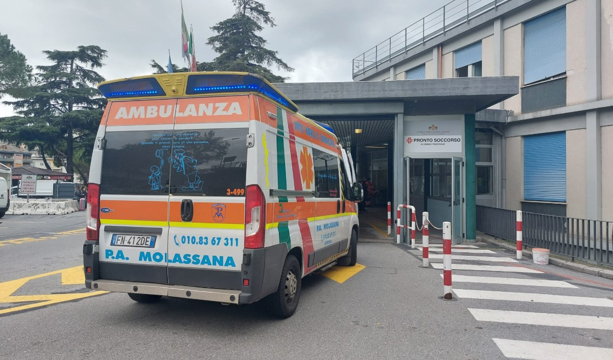 Ambulanza entra al pronto soccorso