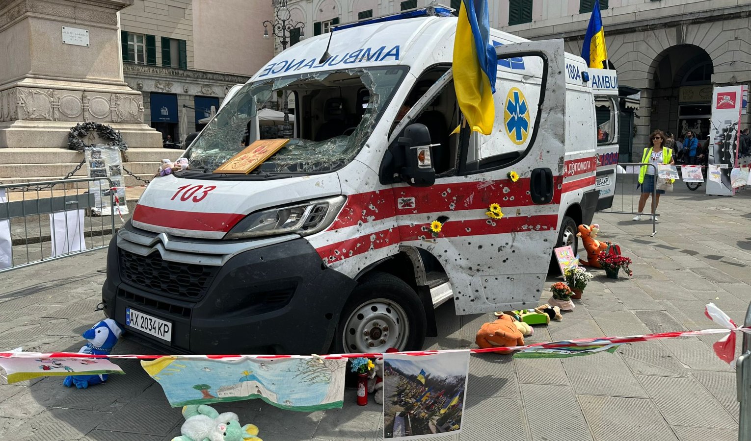 Guerra in Ucraina, a Genova un'ambulanza crivellata: 