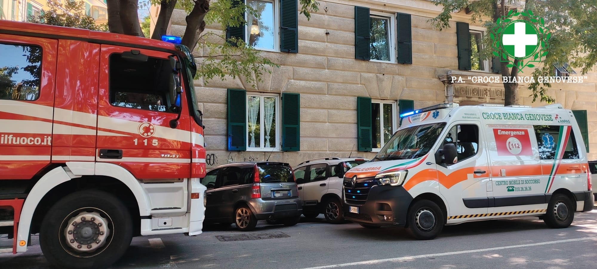 Lascia una sigaretta accesa, va fuoco l'appartamento: incendio in corso Magenta