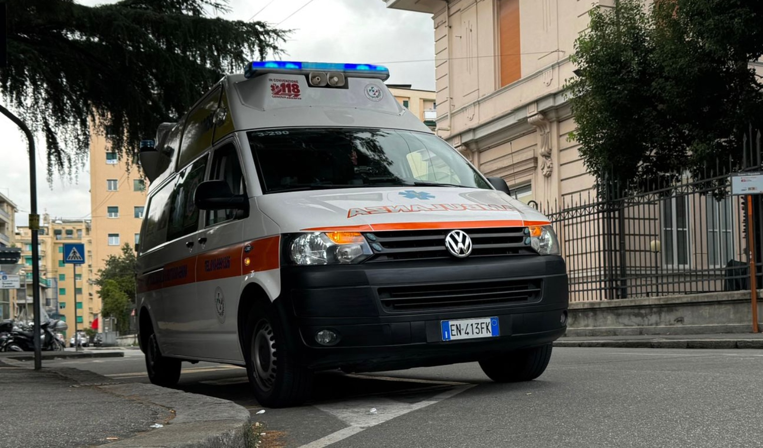Genova, donna accoltellata dal figlio: il fratellino chiama i soccorsi