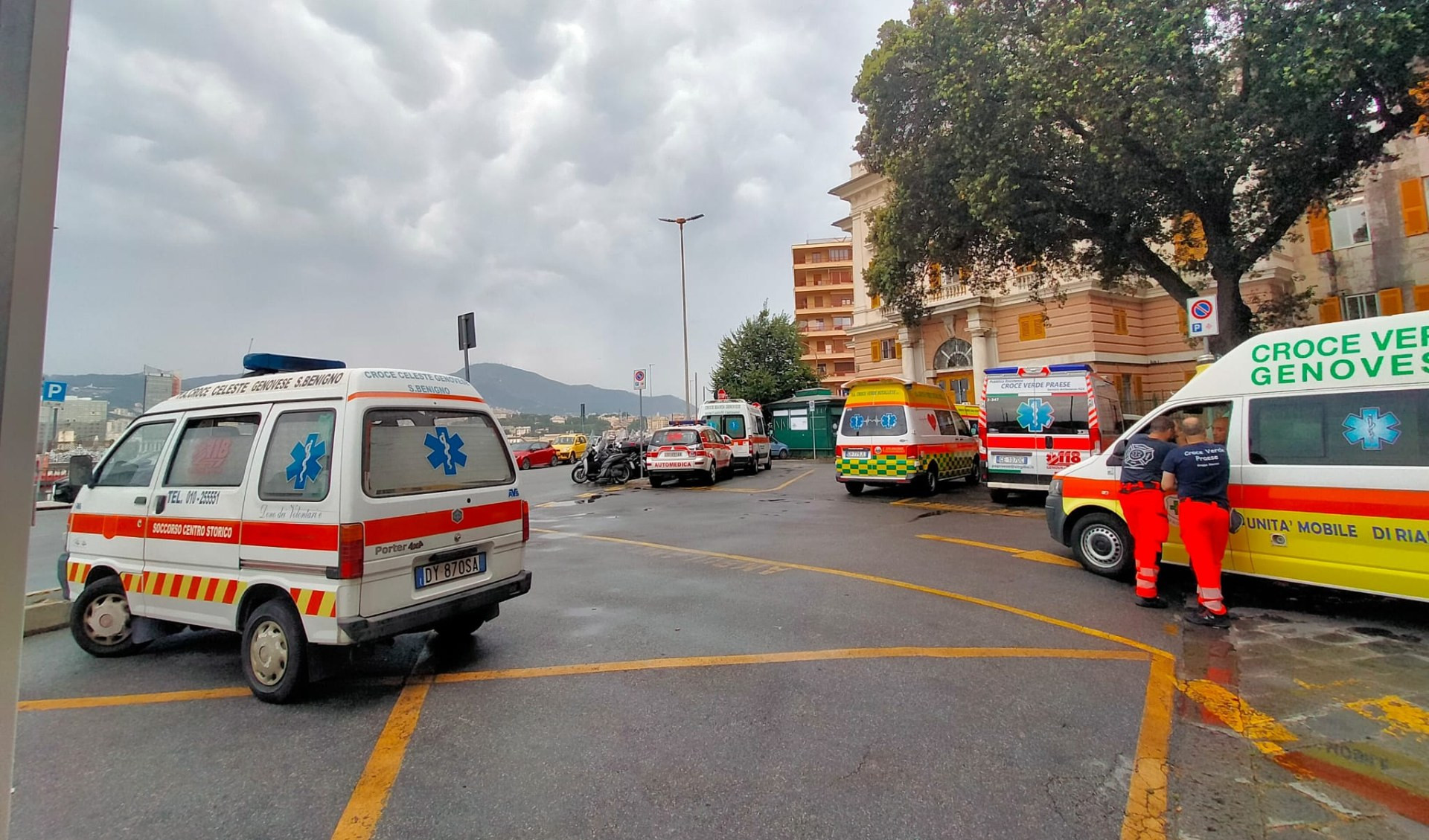 A Genova pronto soccorso in tilt, ambulanze bloccate davanti a Galliera e San Martino
