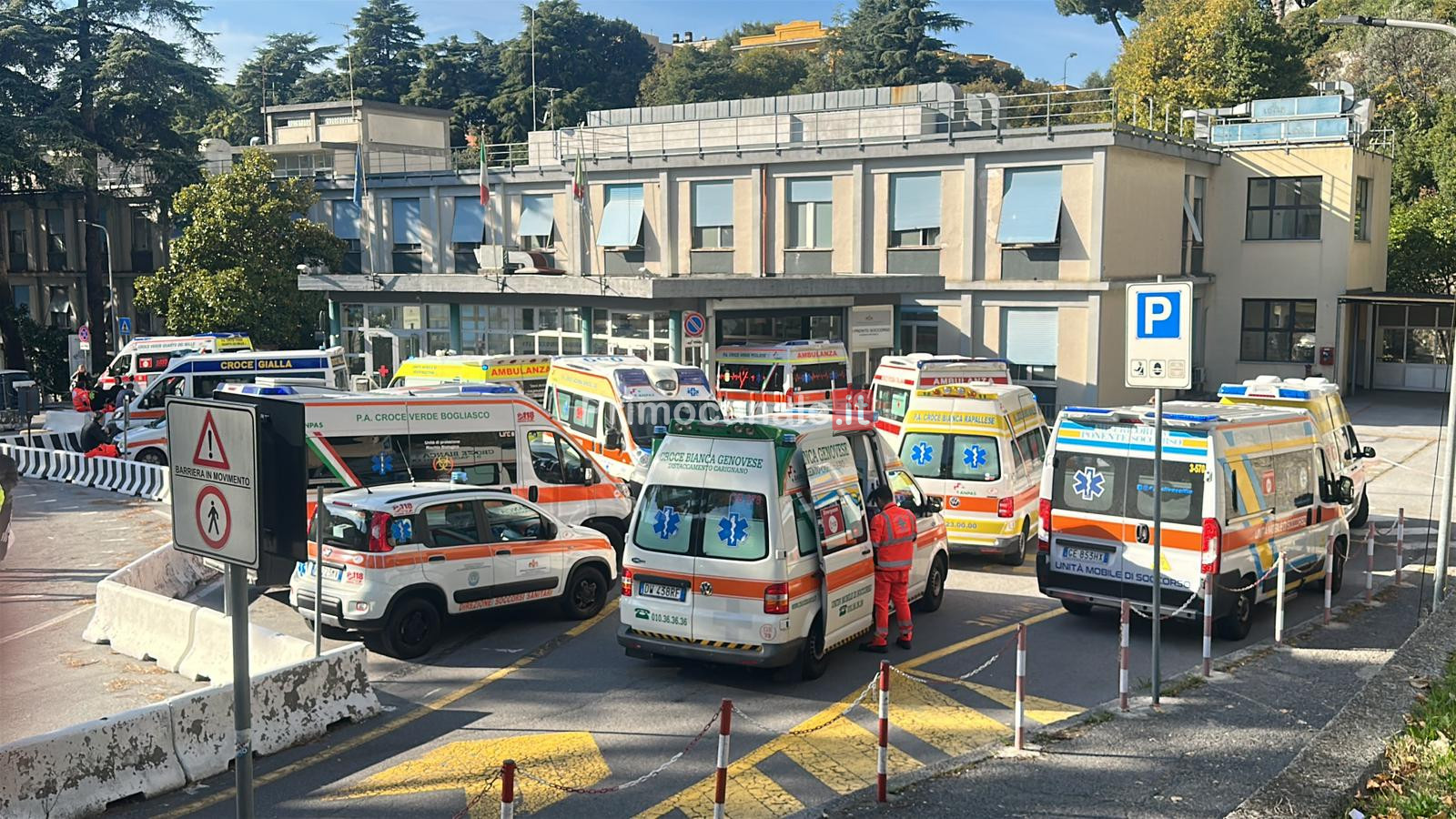Caos pronto soccorso a Genova, 11 ambulanze bloccate a San Martino