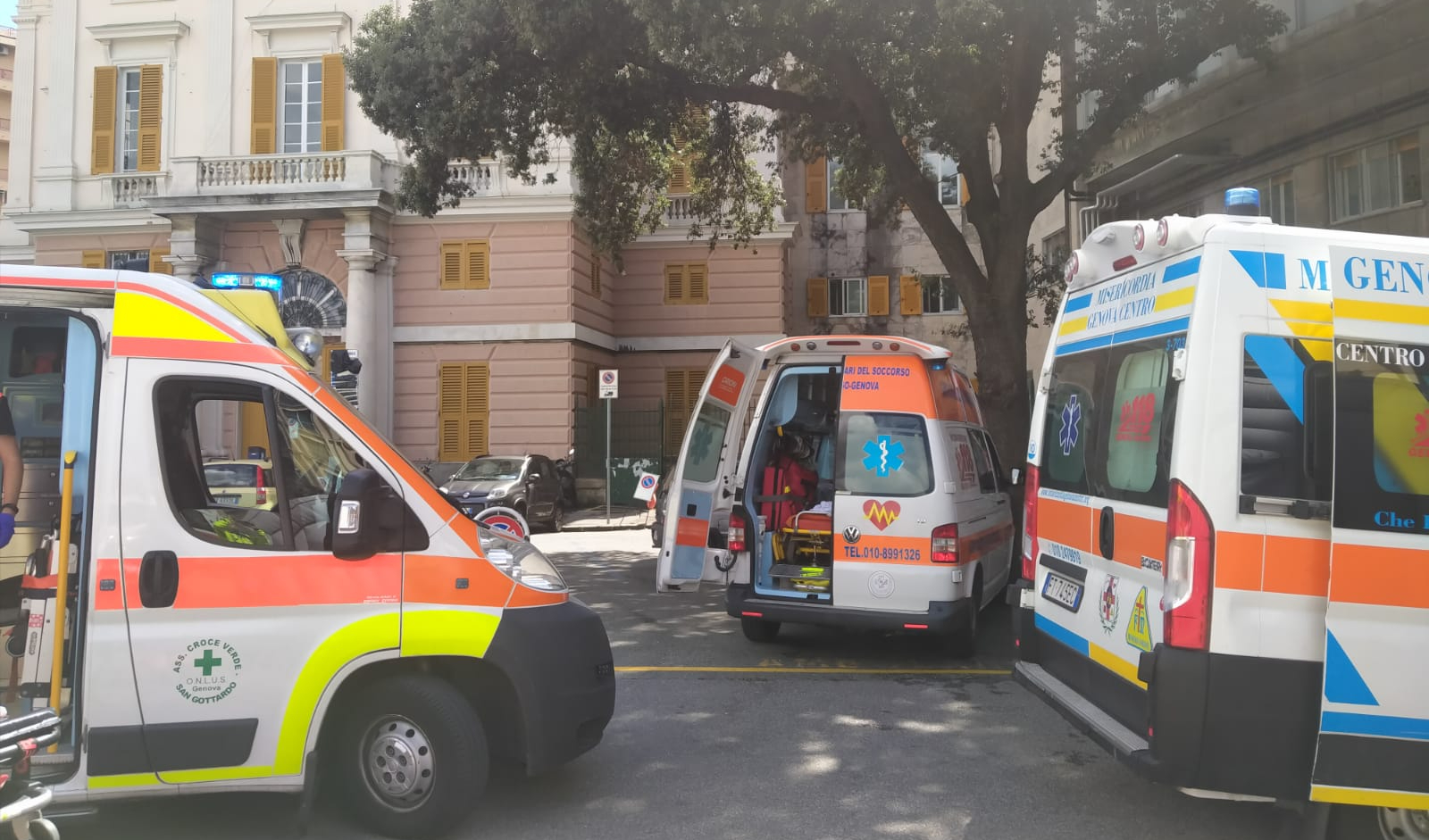 Schianto frontale in uscita a Genova Est: 5 feriti, uno grave 