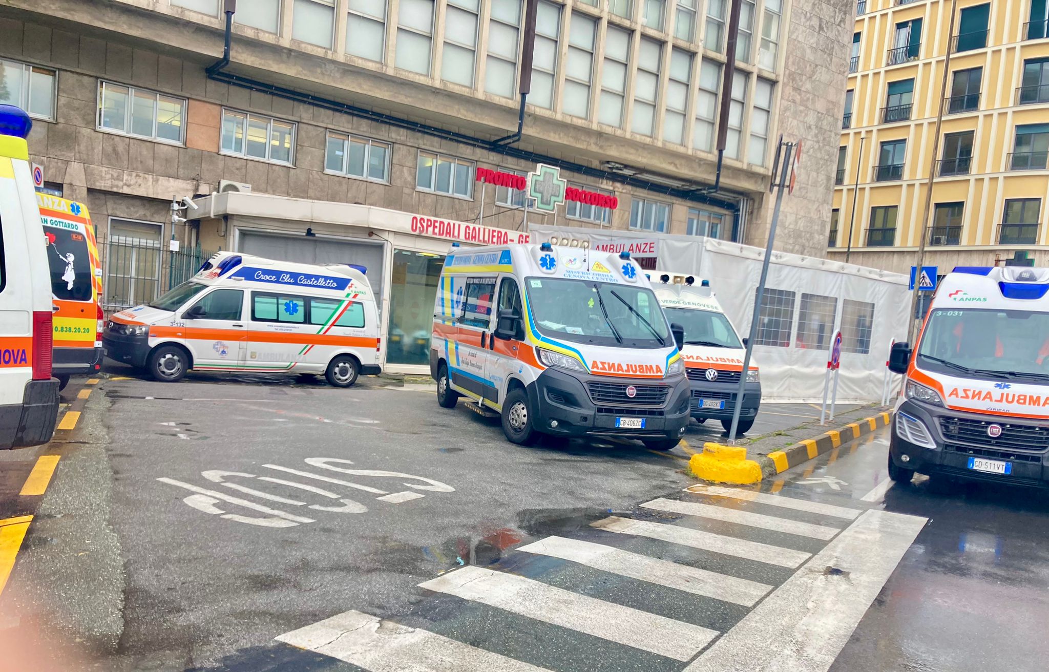 Ambulanze davanti all'ospedale Galliera