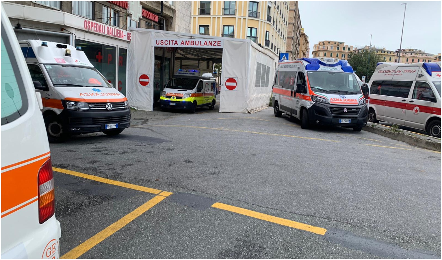 Parte delle ambulanze ferme fuori dal pronto soccorso del Galliera