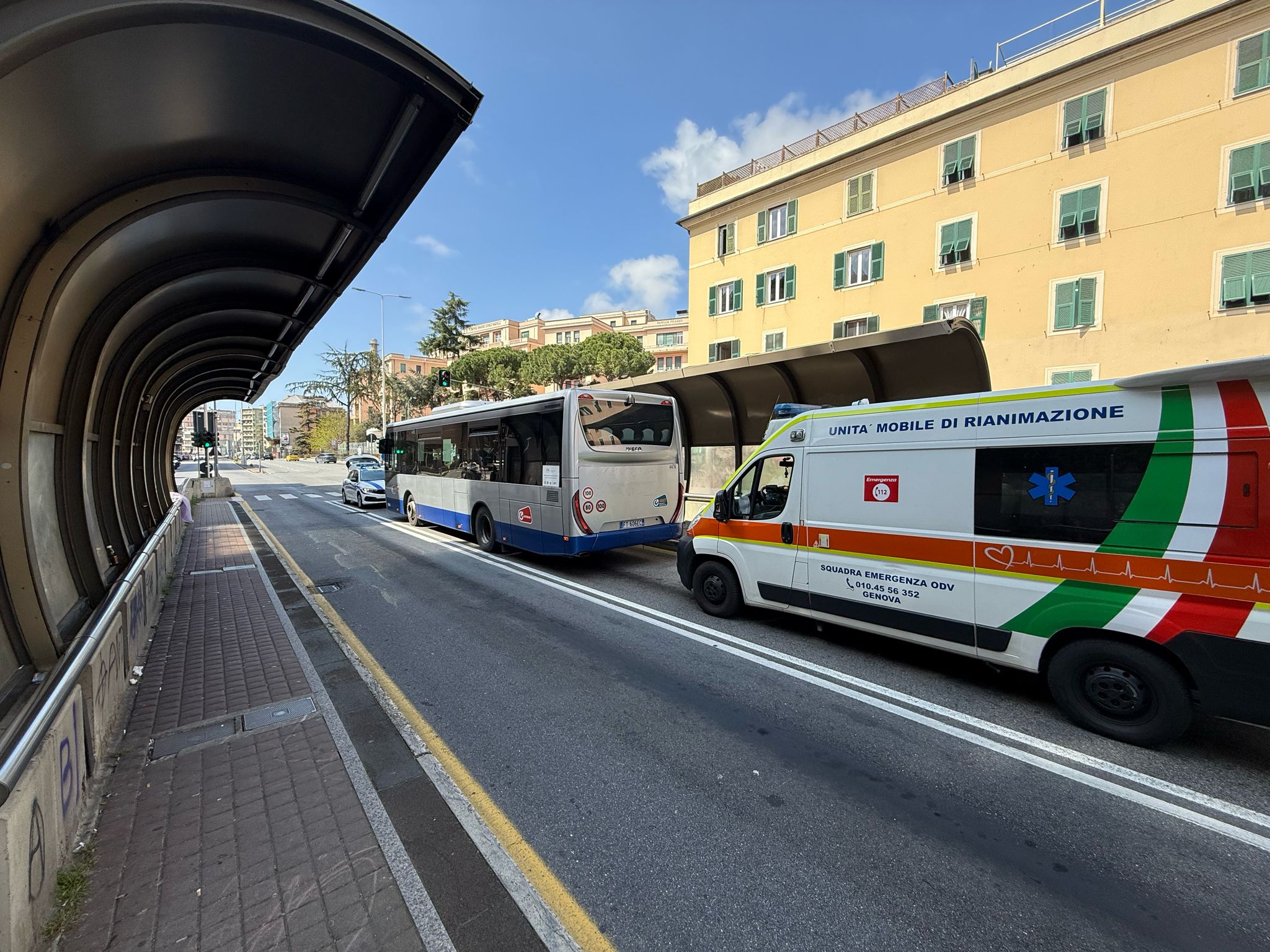 Malformazione nell'asfalto in corso Europa, corriera frena bruscamente: tre feriti