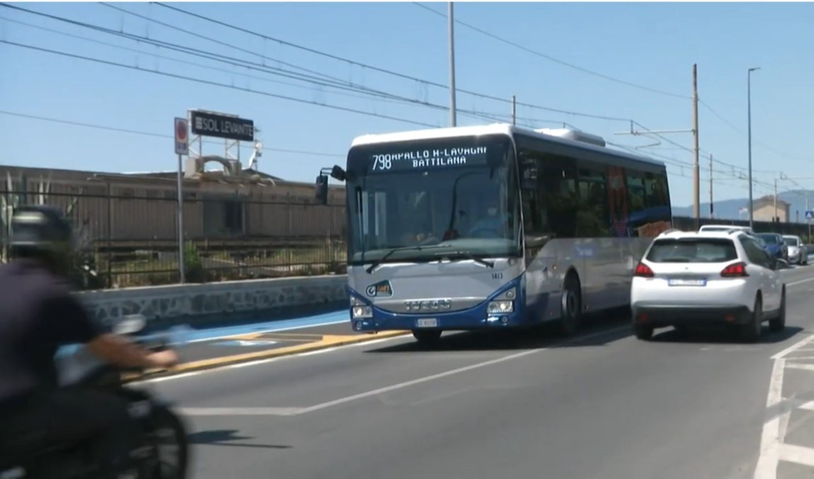 Bus pieni, studenti a terra. Amt: 