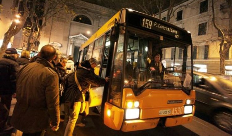 Persone e autobus