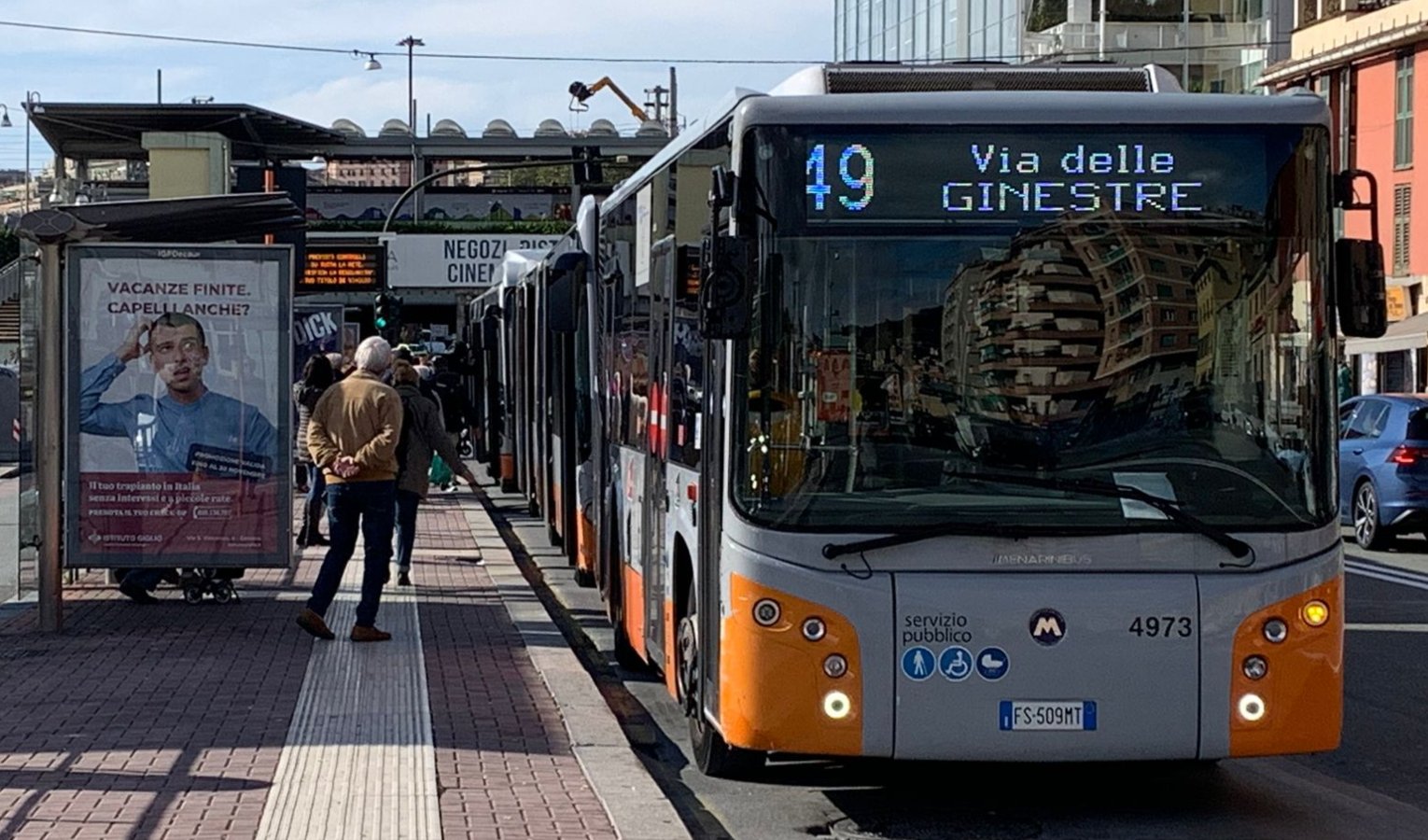 Bus alla fermata a Genova Autobus