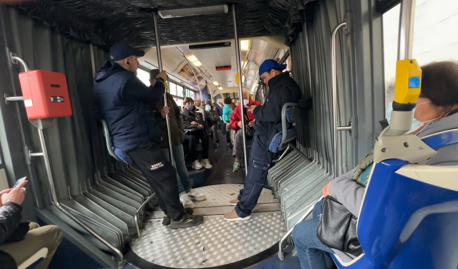 Furti ai passeggeri dei bus: due giovani arrestati a Genova