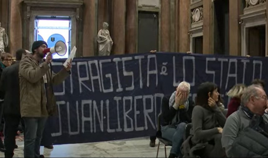 Blitz degli anarchici al convegno sul Medioevo con lo storico 