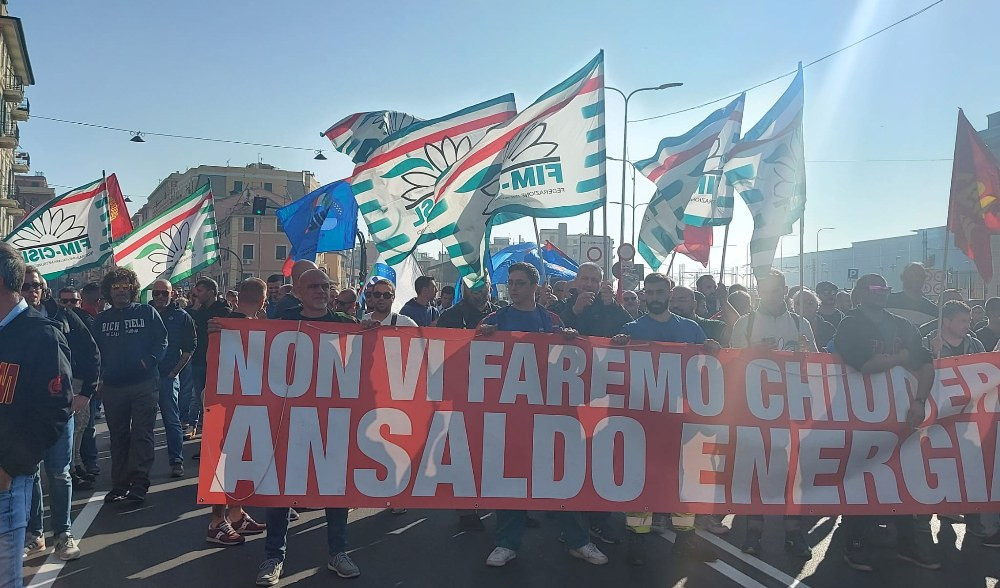 Ansaldo Energia, lavoratori occupano l'Aeroporto