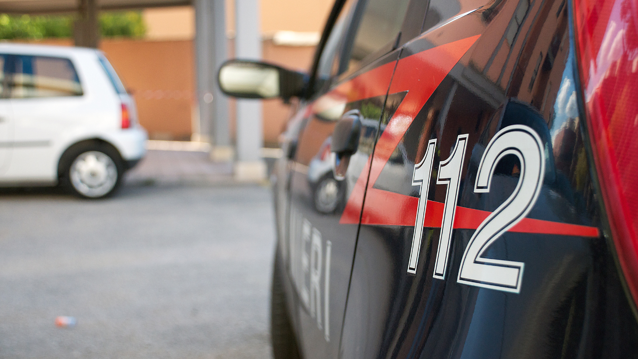Litiga con i vicini, poi li minaccia con una accetta: 80enne ricoverato