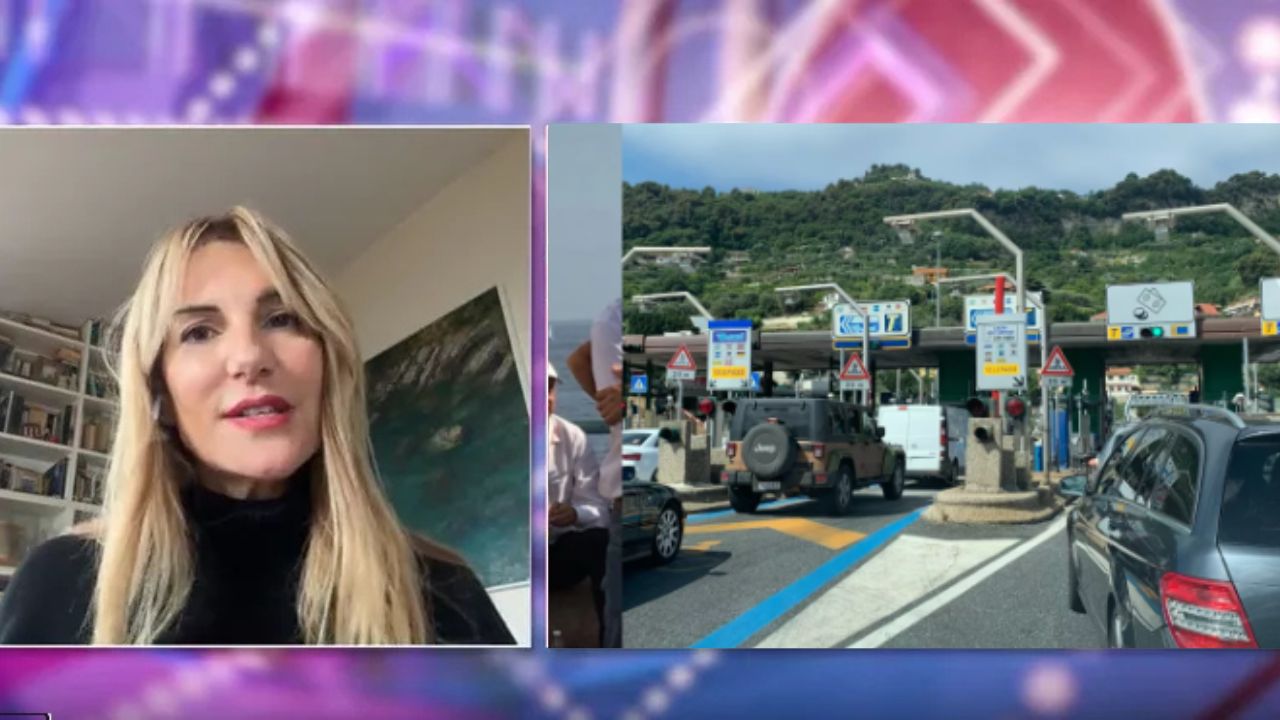 una donna bionda e un casello autostradale