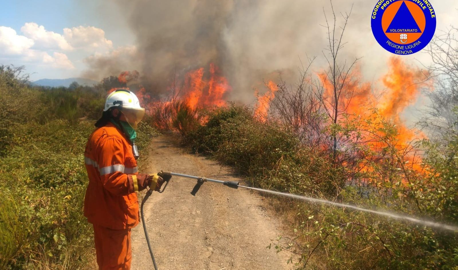 Sarzana, incendio discarica abusiva