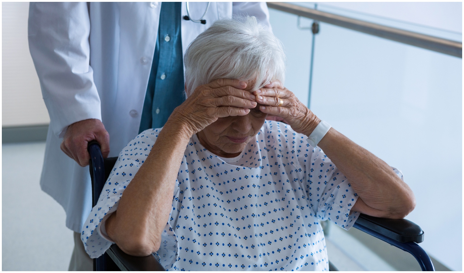 Anziana su sedia a rotelle