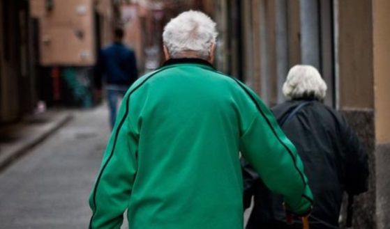 Anziani camminano per strada