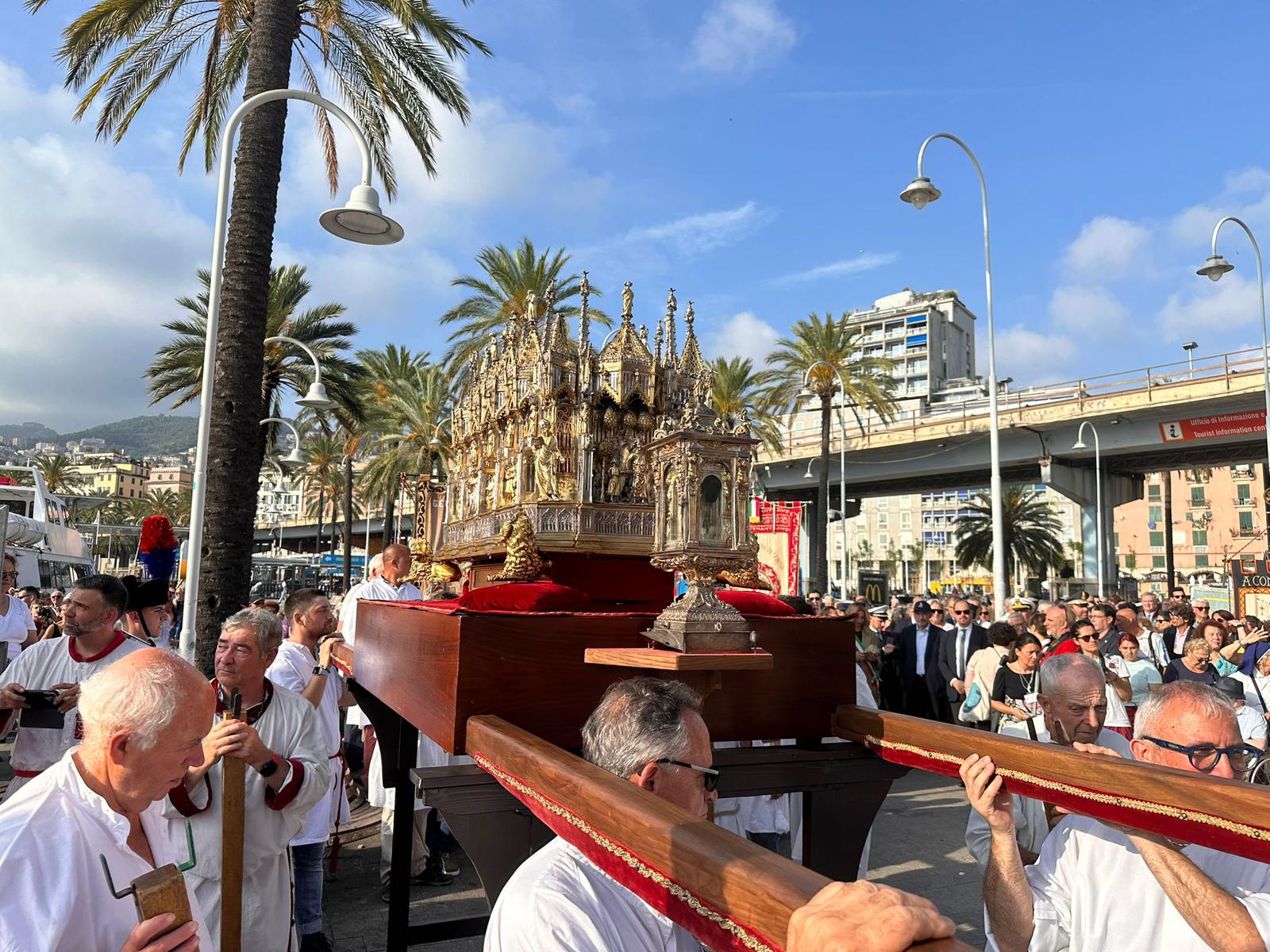 San Giovanni a Genova, in migliaia in strada a salutare la processione delle Casacce