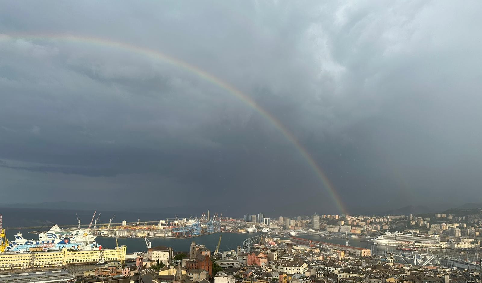 Genova, dopo la pioggia ecco l'arcobaleno a colorare il cielo