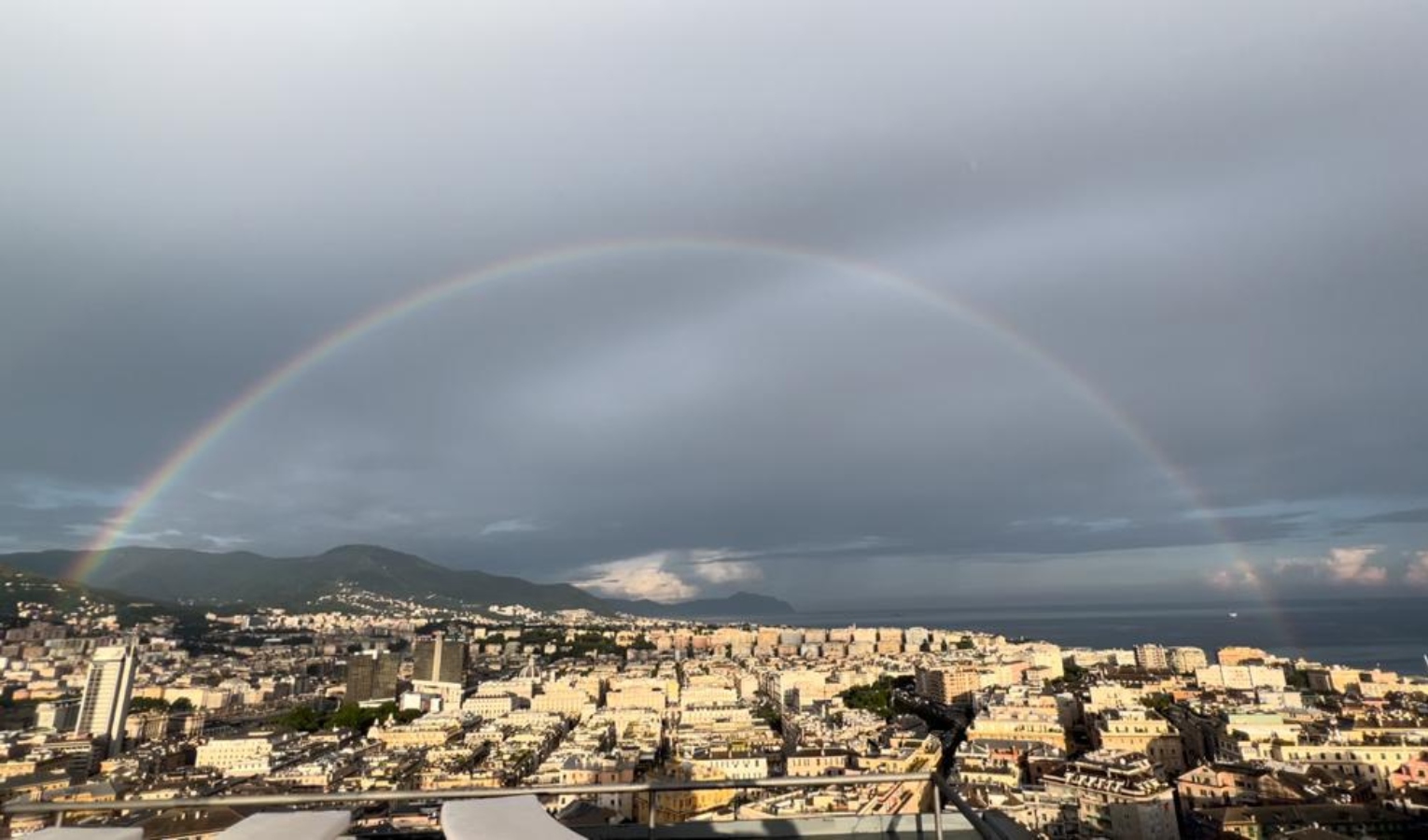 Dopo la pioggia ecco l'arcobaleno a colorare il cielo di Genova