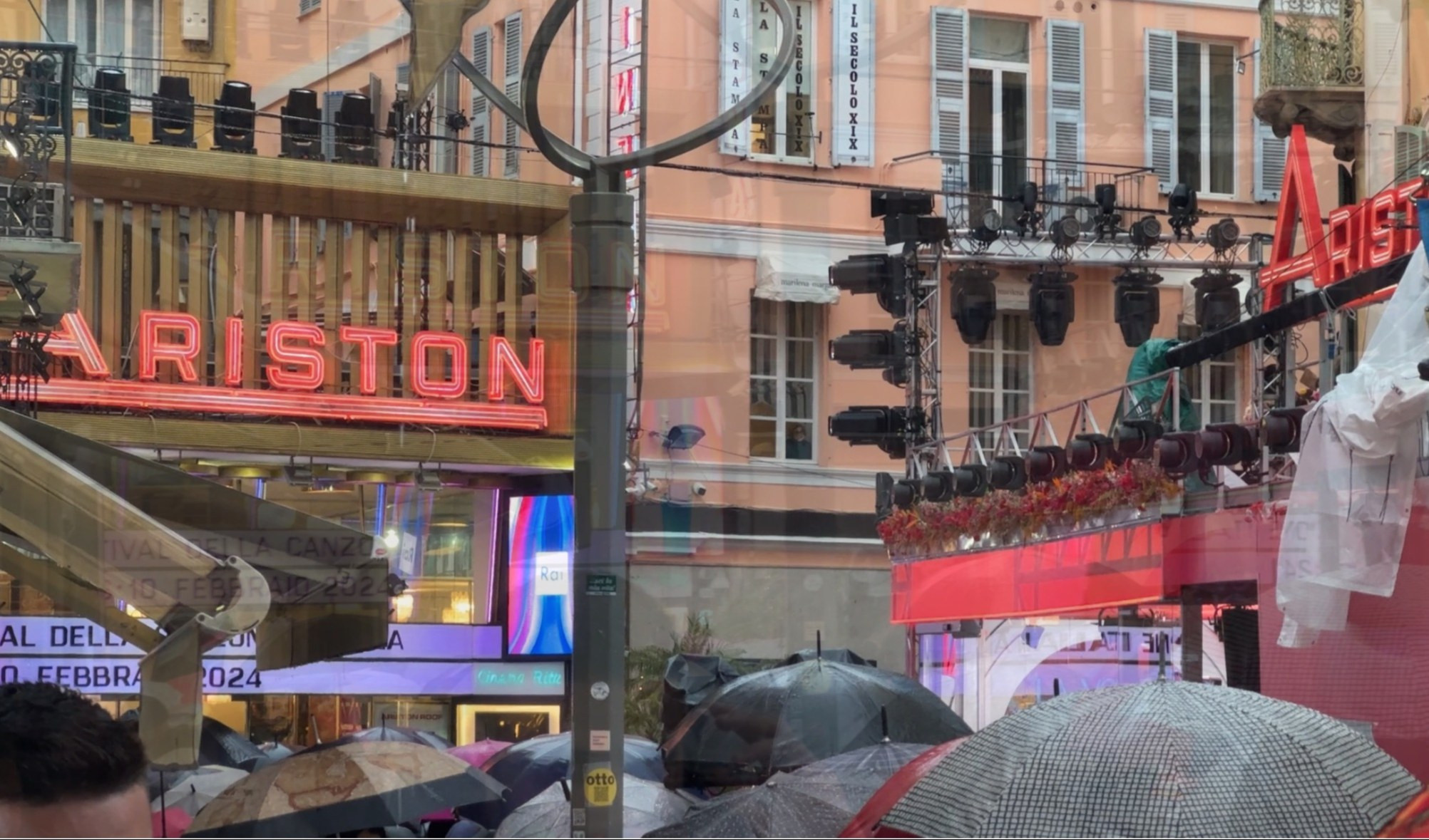 Festival di Sanremo: chiude la 74esima edizione tra pioggia, cantanti e trattori