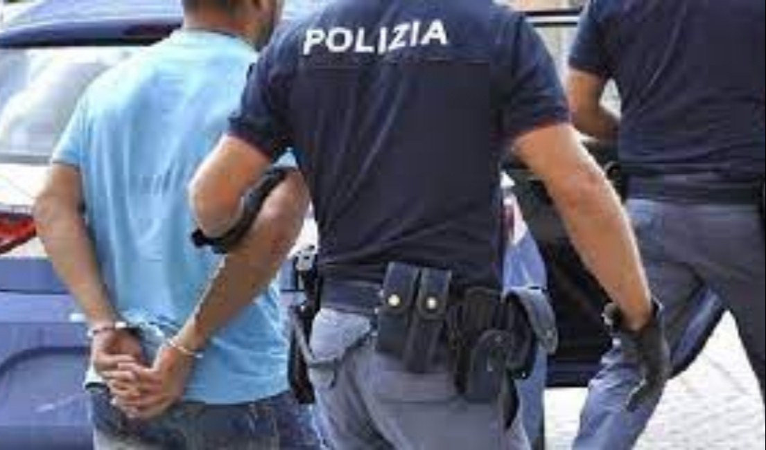 Genova, rapina un uomo e spintona agenti: fermato col taser