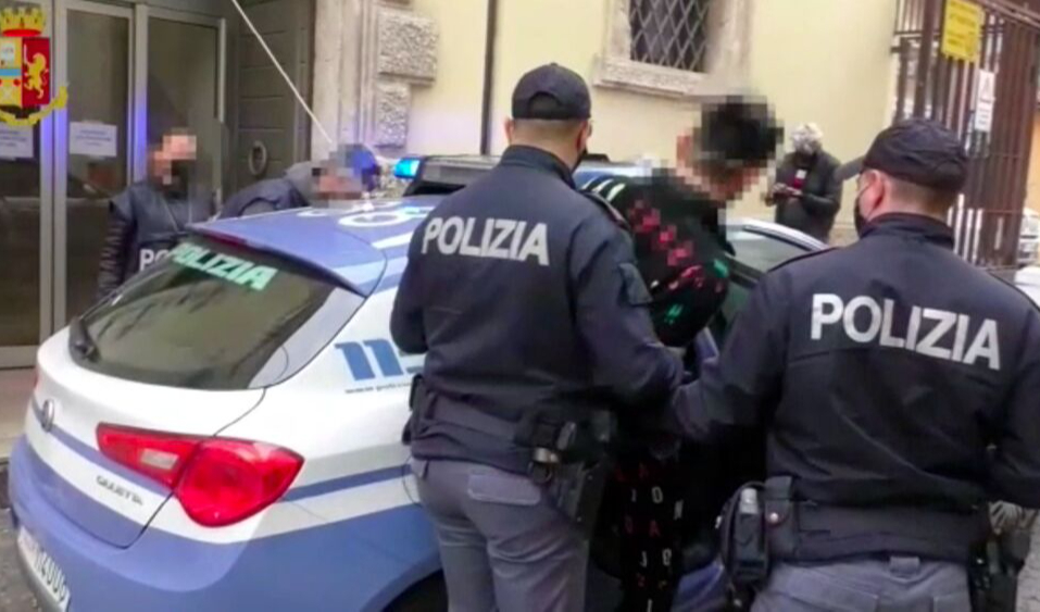 Genova, adolescente vede i ladri mentre gioca ai videogames e li fa arrestare