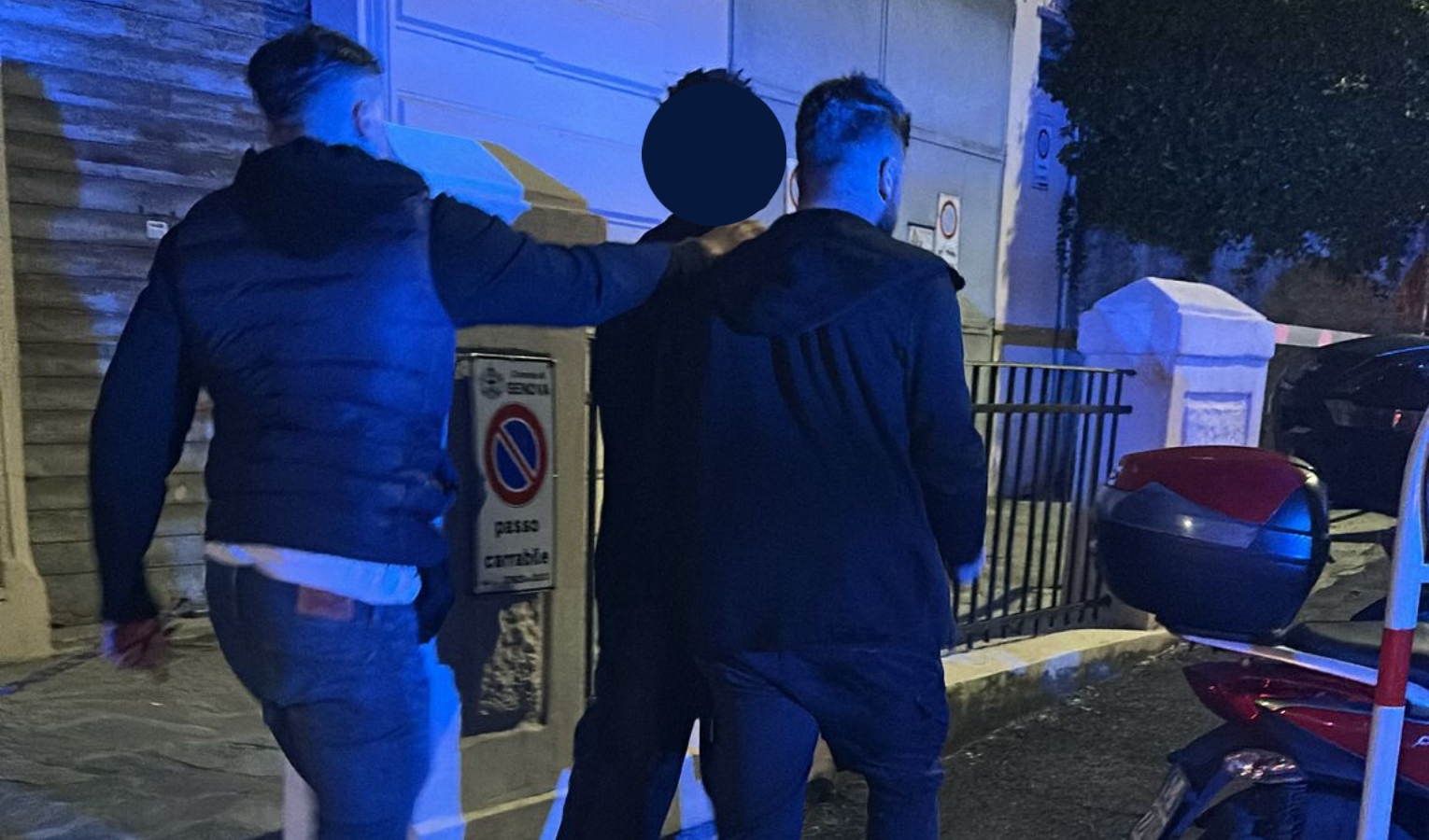 Minore ferito con cocci di bottiglia: arrestato l'aggressore