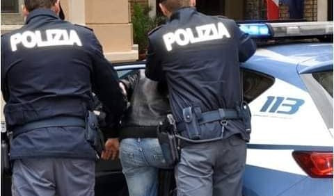 L'uomo è stato arrestato dalla polizia