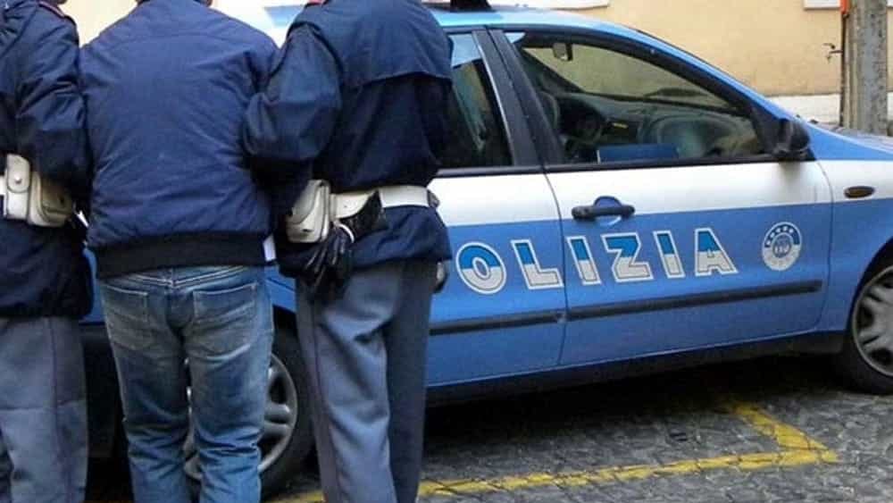 Genova, fermo in auto con droga, coltelli e soldi: arrestato