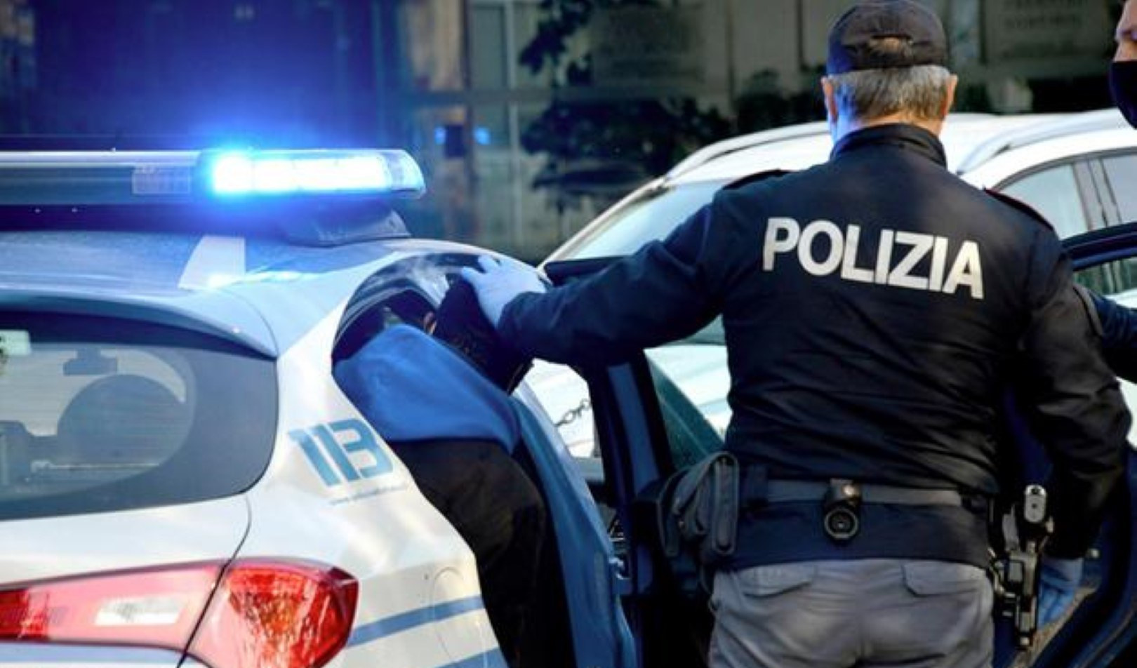 Sfonda la vetrina di un bar a calci, ruba il fondo cassa e scappa insanguinato