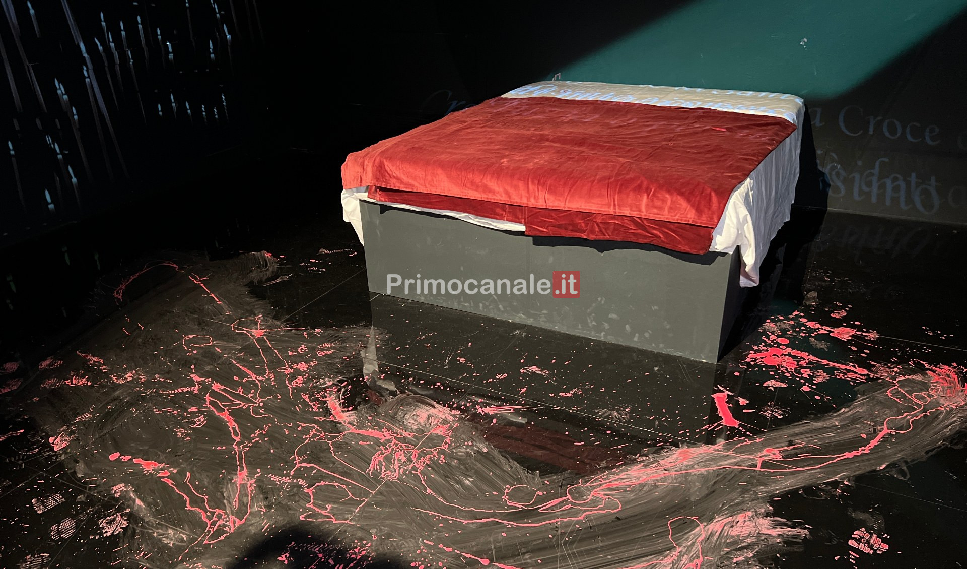 Genova, blitz di tre attivisti alla mostra di Artemisia: vernice rossa e teli neri sui quadri dello stupratore