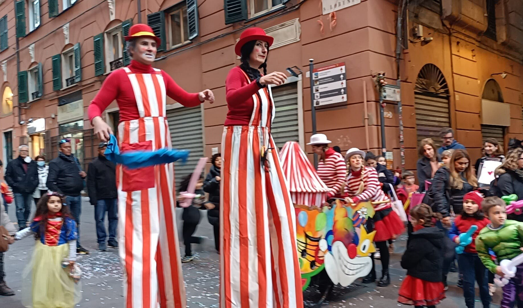 Genova, Flash-mob degli artisti strada contro modifiche regolamento