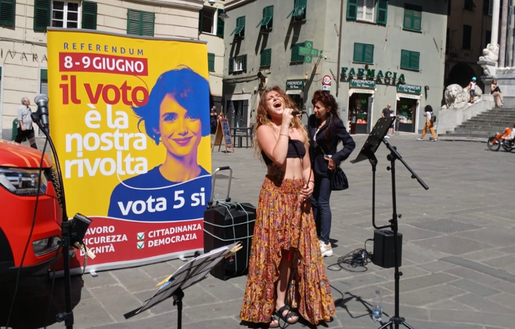 Referendum, gli artisti di strada in San Lorenzo per promuovere il si