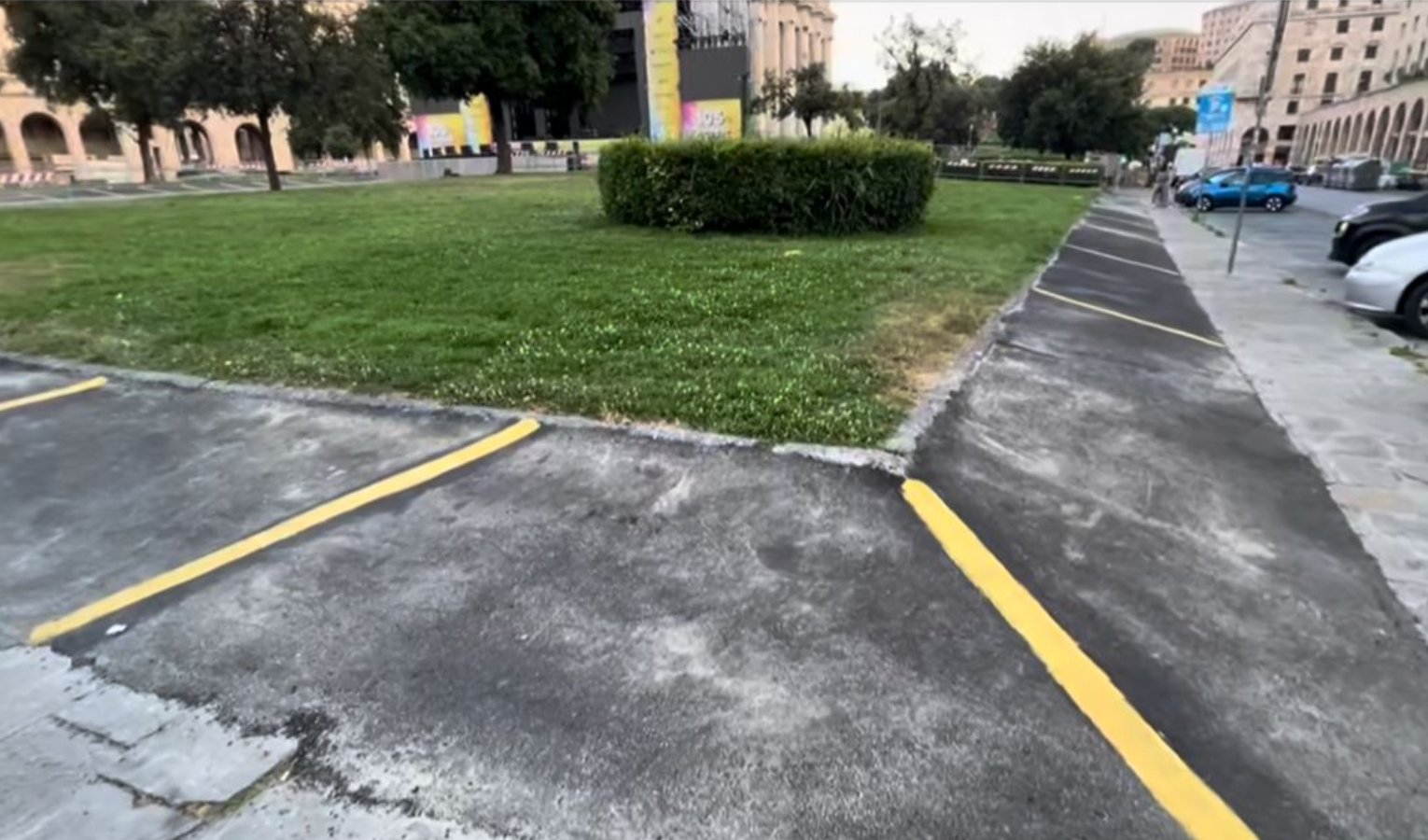Asfalto intorno al prato di piazza Vittoria, scoppia la polemica sui social