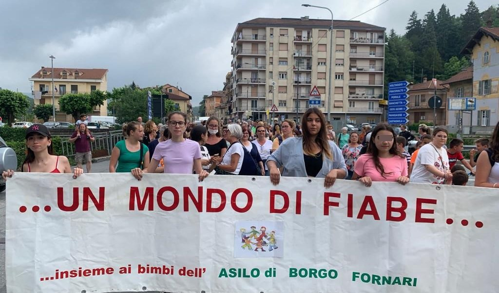 Statale dei Giovi, a centinaia al di là e al di qua della frana per manifestare: 