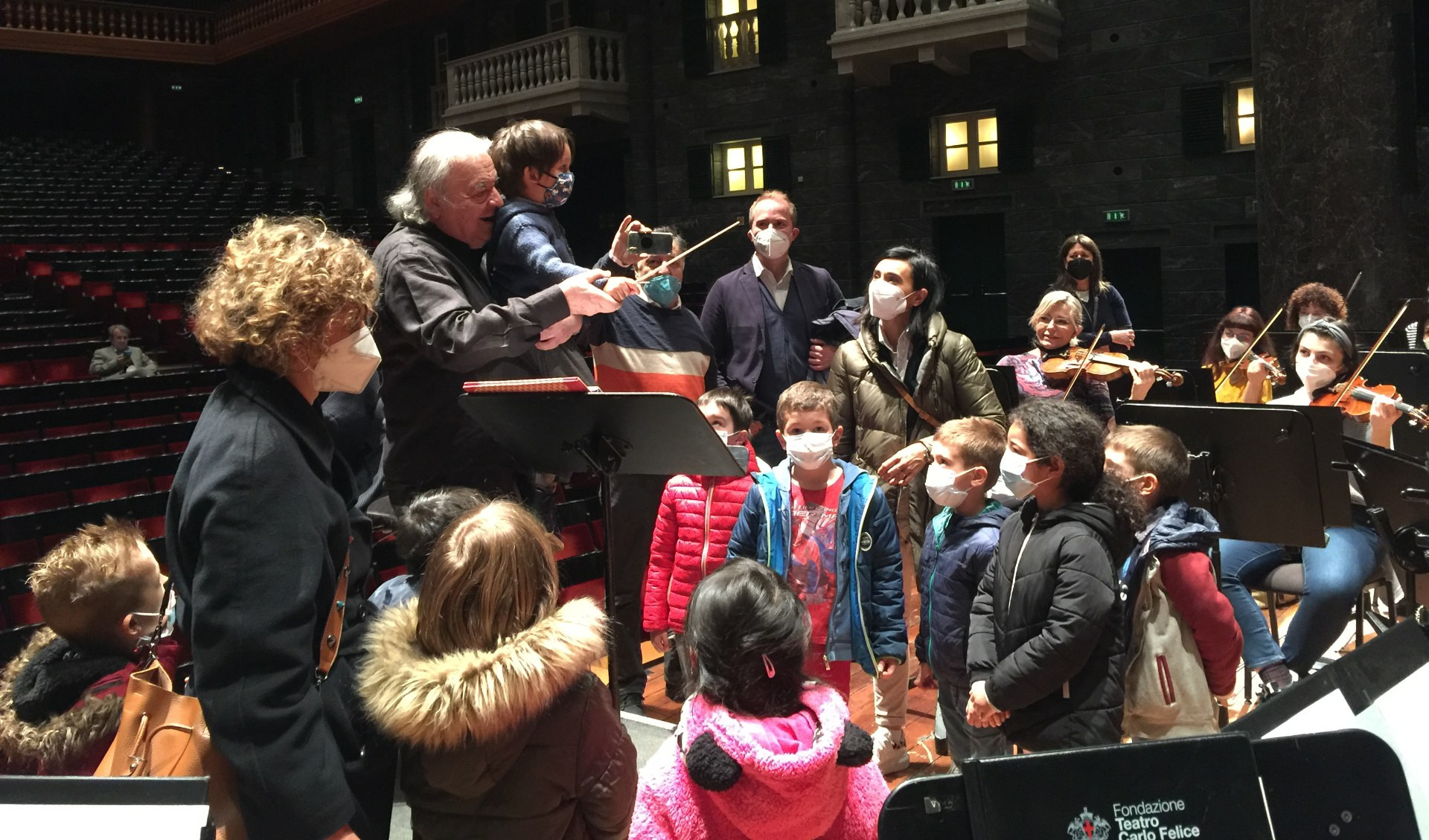 I bimbi dell'asilo musicale 'dirigono' l'orchestra del Teatro Carlo Felice