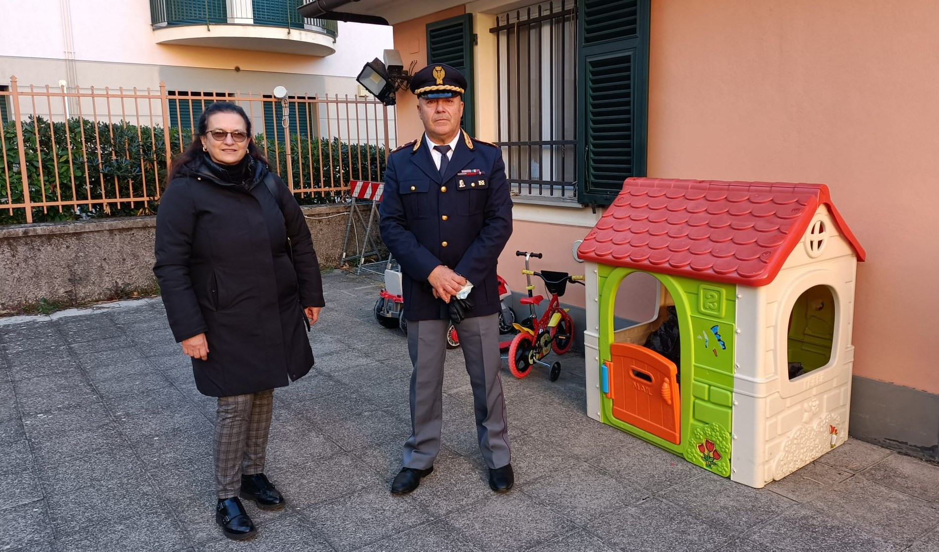 Genova, bambini in ricreazione sul terrazzo del commissariato di polizia