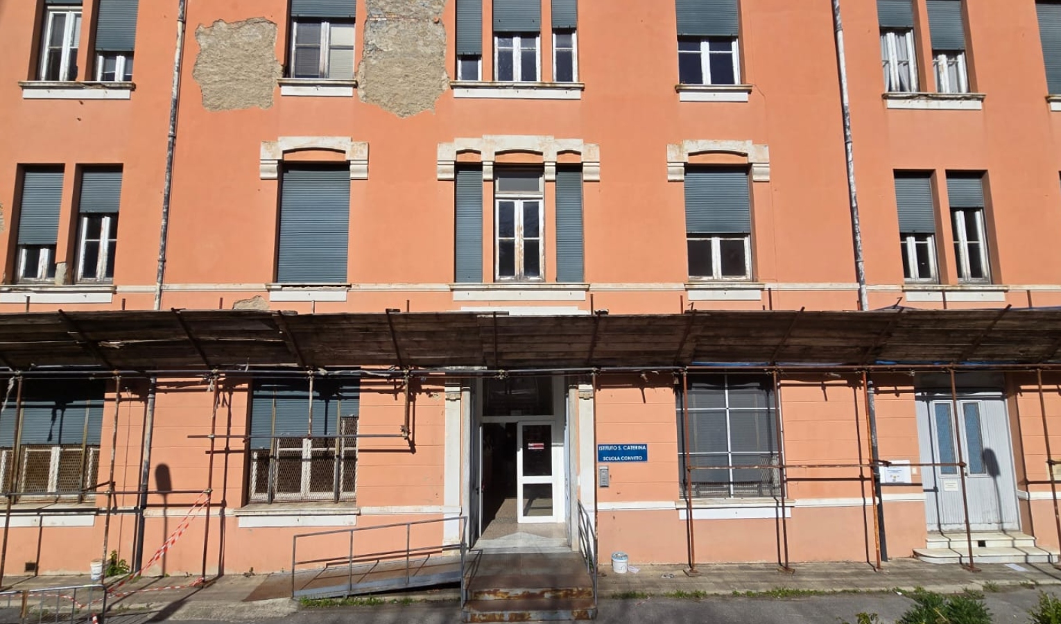 Entrano nell'asilo del San Martino per rubare: scuola chiusa, 50 bambini devono tornare a casa