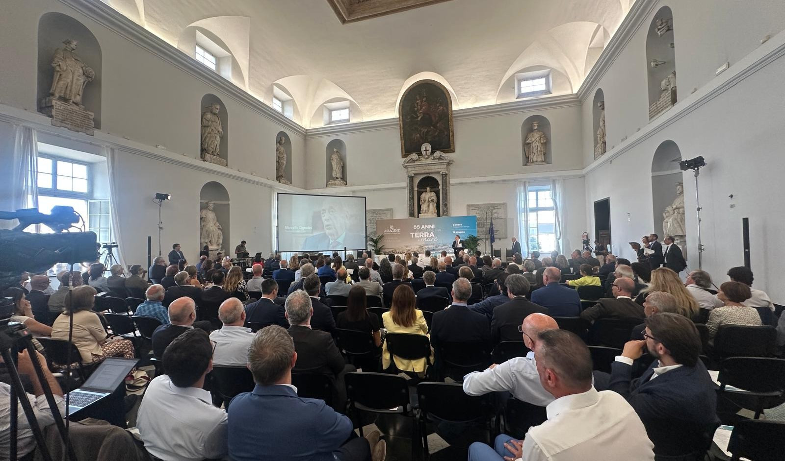 La sala di palazzo San Giorgio sede dell'assemblea pubblica di Assagenti Una sala piena di gente