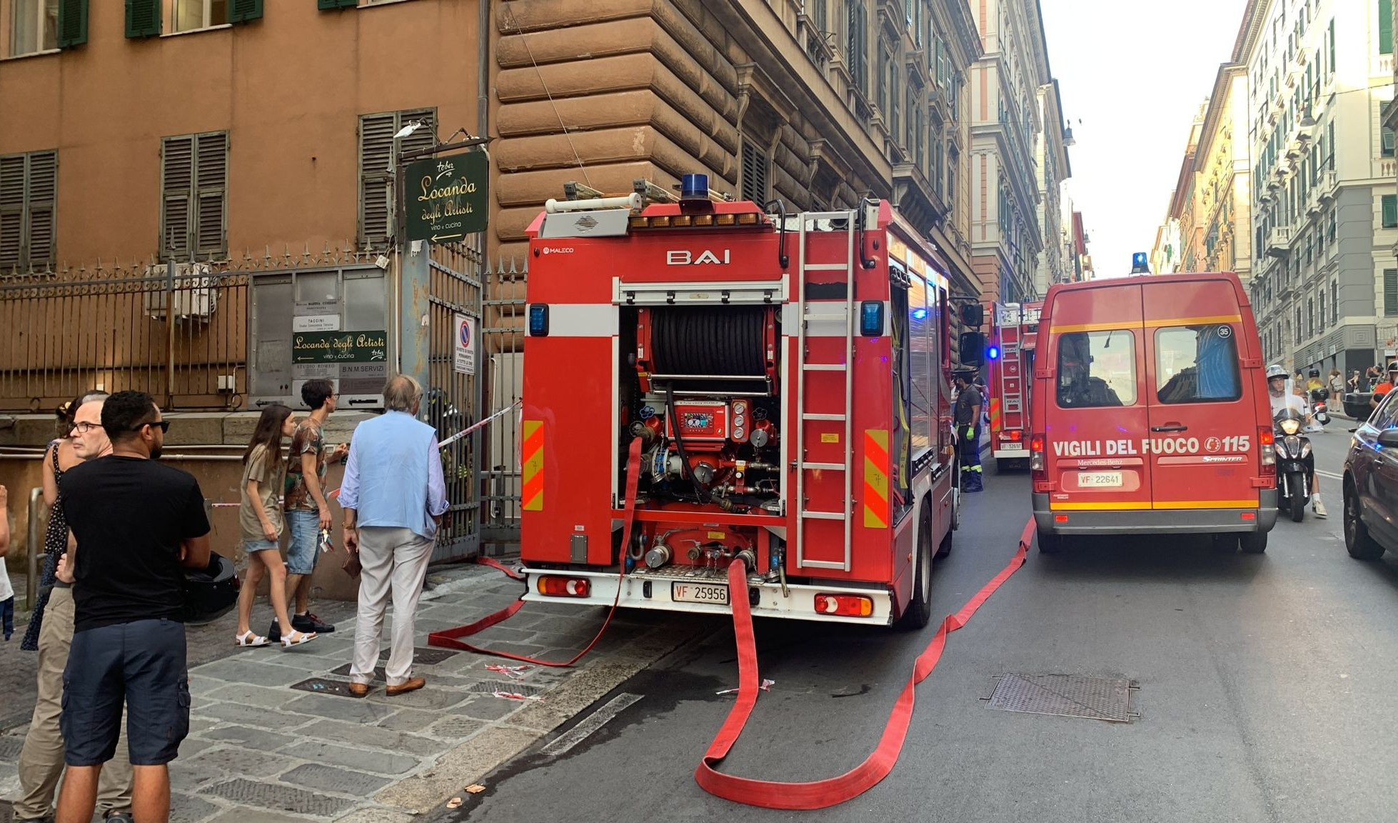 Esplosione di centraline elettriche in via Assarotti, allarme rientrato