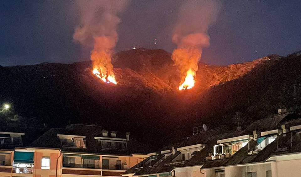 Genova, piromani in azione: fiamme sul monte Moro