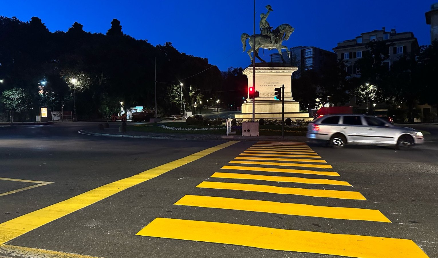 Piazza Corvetto, ecco le strisce pedonali: un minuto e 40 secondi per attraversare la strada