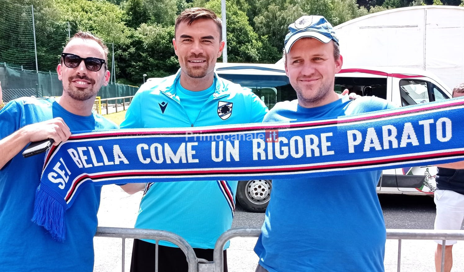 Samp: sorrisi e autografi per i tifosi, che dedicano una sciarpa ad Audero